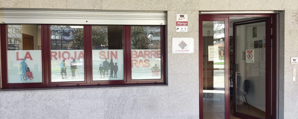 Instalación de puerta automática en la sede de La Rioja Sin Barreras