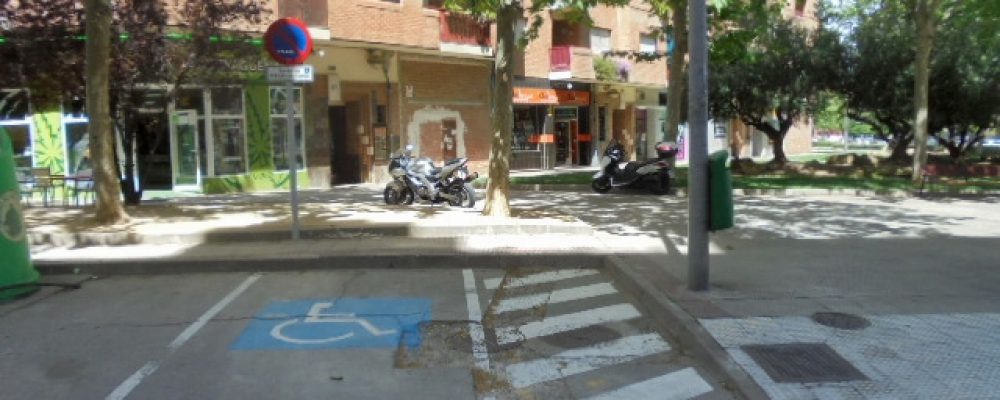 Casi una multa diaria por aparcar en plazas reservadas a PMR